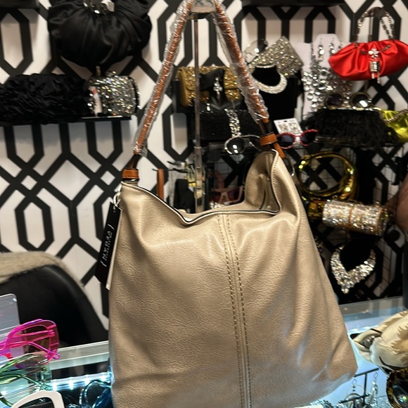 A vegan handbag, style type shoulder hobo cross-body with an extra strap - Picture 2 of 15